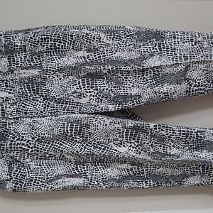 Snakeskin print cropped pant - Chico's Platinum Denim Size 1.5